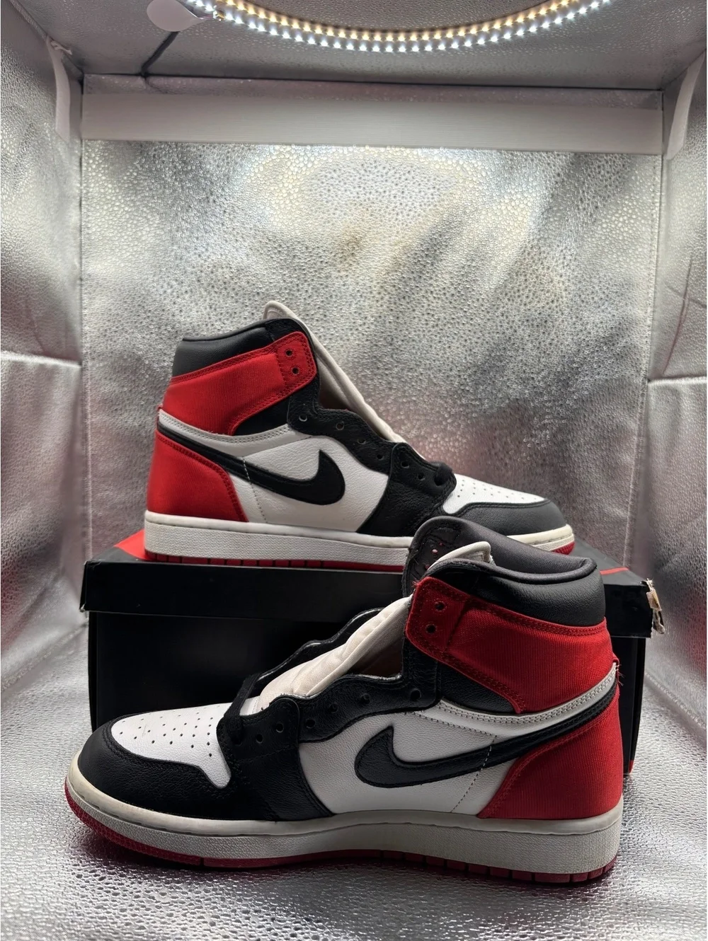 Air Jordan 1 retro high satin black toe